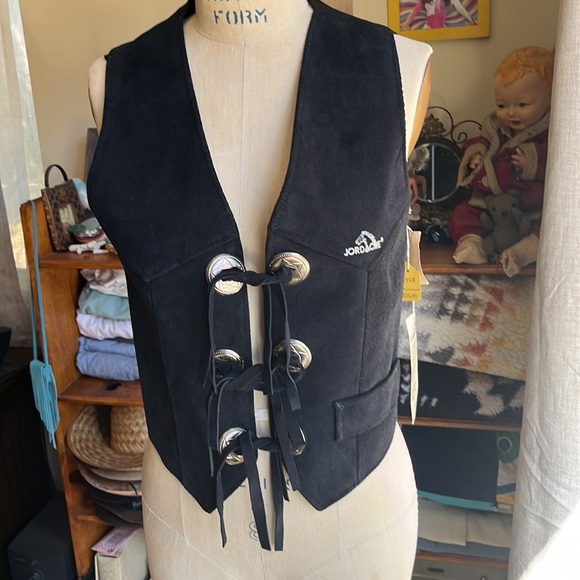 Dead stock Jordache tie front suede vest with silver hardware - Picture 2 of 12